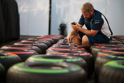 Механік Williams із шинами Pirelli
