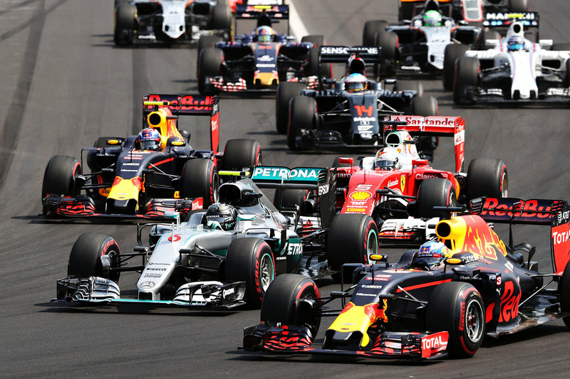 Départ : Daniel Ricciardo, Red Bull Racing RB12 devant Lewis Hamilton, Mercedes AMG F1 W07 Hybrid