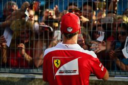 Sebastian Vettel, Ferrari firma de autógrafos para los fans