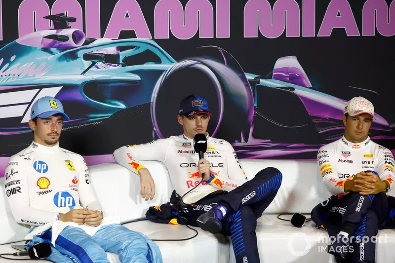 Charles Leclerc, Scuderia Ferrari, 2e position, Max Verstappen, Red Bull Racing, 1re position, Sergio Perez, Red Bull Racing, 3e position, lors de la conférence de presse du sprint.