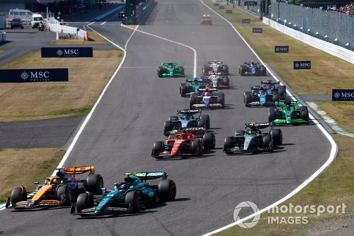 Oscar Piastri, McLaren MCL38, affronte Fernando Alonso, Aston Martin AMR24, tandis que Charles Leclerc, Ferrari SF-24, affronte Lewis Hamilton, Mercedes F1 W15. 