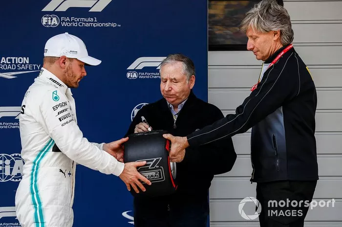 Il poleman Valtteri Bottas, Mercedes AMG F1, riceve il Pirelli Pole Position Award