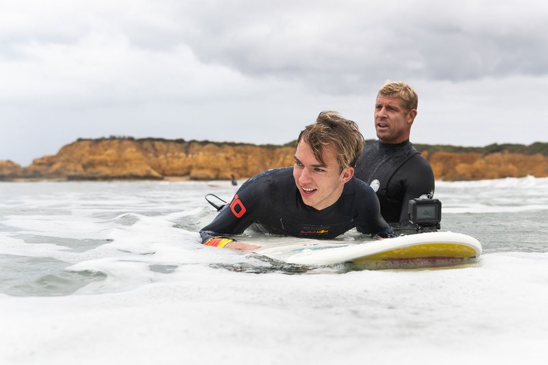 Pierre Gasly surfeando en Torquay