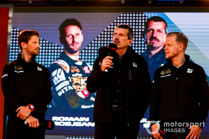 Romain Grosjean, Haas F1 Team, Guenther Steiner, Team Principal, Haas F1 e Kevin Magnussen, Haas F1 Team, sul palco dell'evento a Federation Square