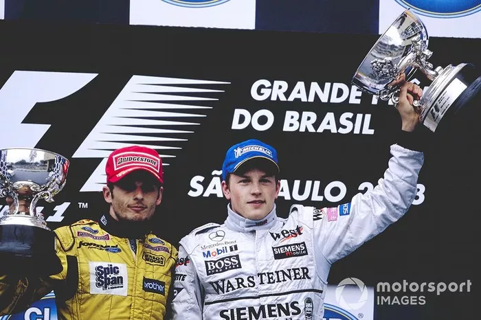 Después del accidente, se ondeó la bandera roja y se dio por terminada la carrera. El ganador del momento, al contrario de lo que todos imaginaban, fue Kimi Raikkonen, que se mantuvo en cabeza en la vuelta 53. 