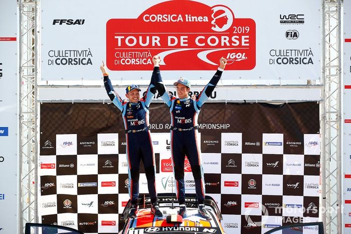Podio: Thierry Neuville, Nicolas Gilsoul, Hyundai Motorsport Hyundai i20 Coupe WRC