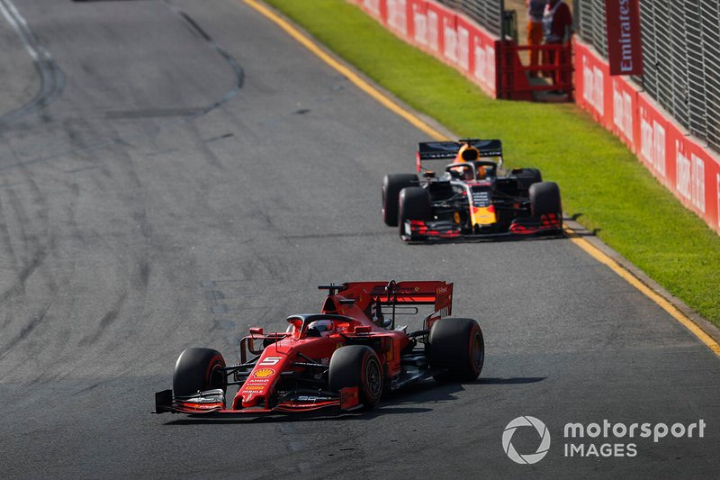 Sebastian Vettel, Ferrari SF90, precede Max Verstappen, Red Bull Racing RB15