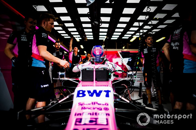 Lance Stroll, Racing Point, monte dans sa voiture