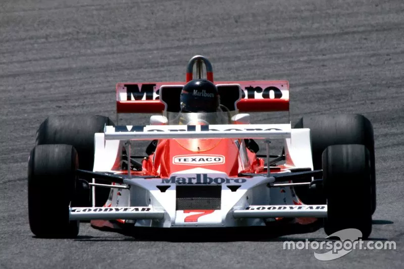 マクラーレンM26のジェームス・ハント、練習走行で珍しいフロントウイングを試す