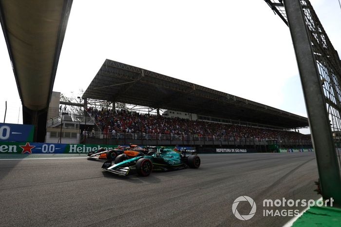 Sebastian Vettel, Aston Martin AMR22, adelanta a Lando Norris, McLaren MCL36