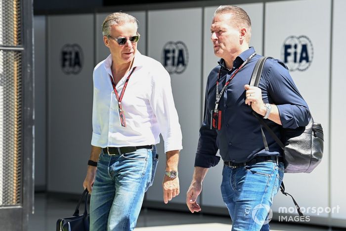 El mánager de Max Verstappen, Raymond Vermeulen, con Jos Verstappen