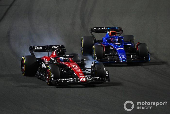 Valtteri Bottas, Alfa Romeo C43, lucha con Alex Albon, Williams FW45