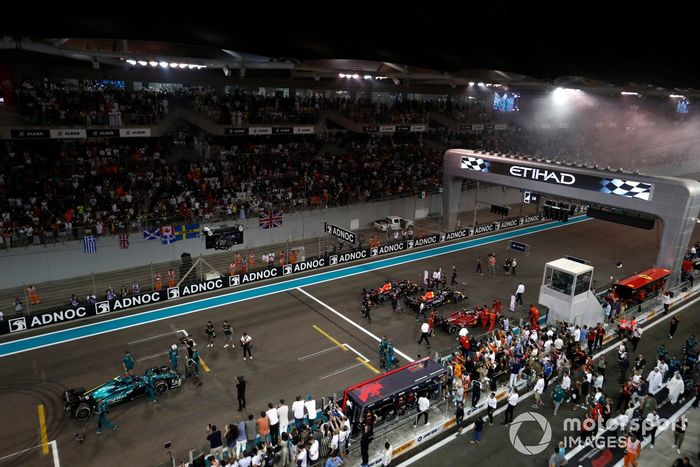 Max Verstappen, Red Bull Racing RB18, 1ª posición, Charles Leclerc, Ferrari F1-75, 2ª posición, Sergio Pérez, Red Bull Racing RB18, 3ª posición, Sebastian Vettel, Aston Martin, en la parrilla de salida