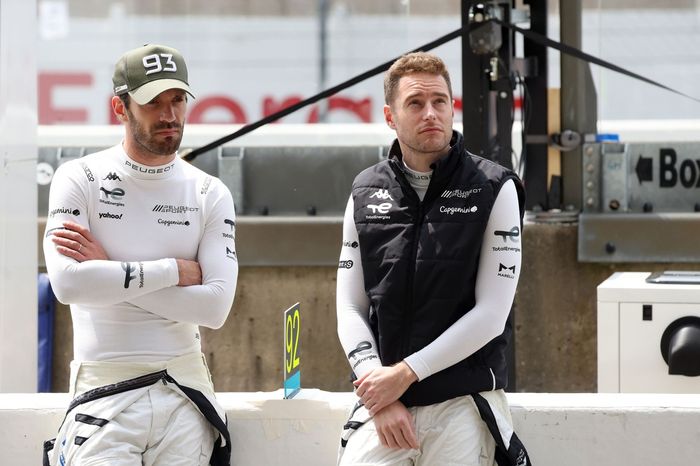 #93 Peugeot Totalenergies Peugeot 9x8: Jean-Eric Vergne, #94 Peugeot Totalenergies Peugeot 9x8: Stoffel Vandoorne