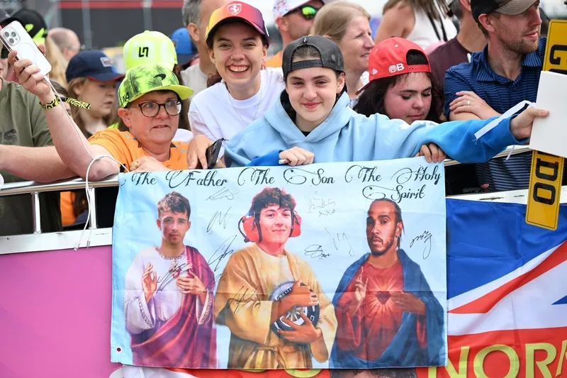 L'ambiance des fans dans le forum des fans .