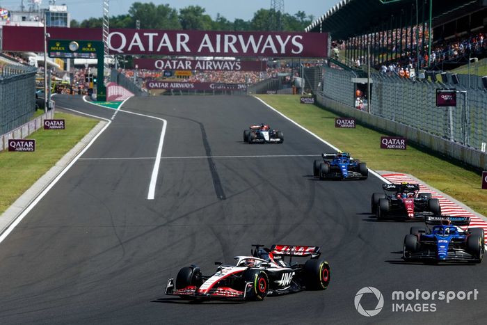 Kevin Magnussen, Haas VF-23 y Alex Albon, Williams FW45 