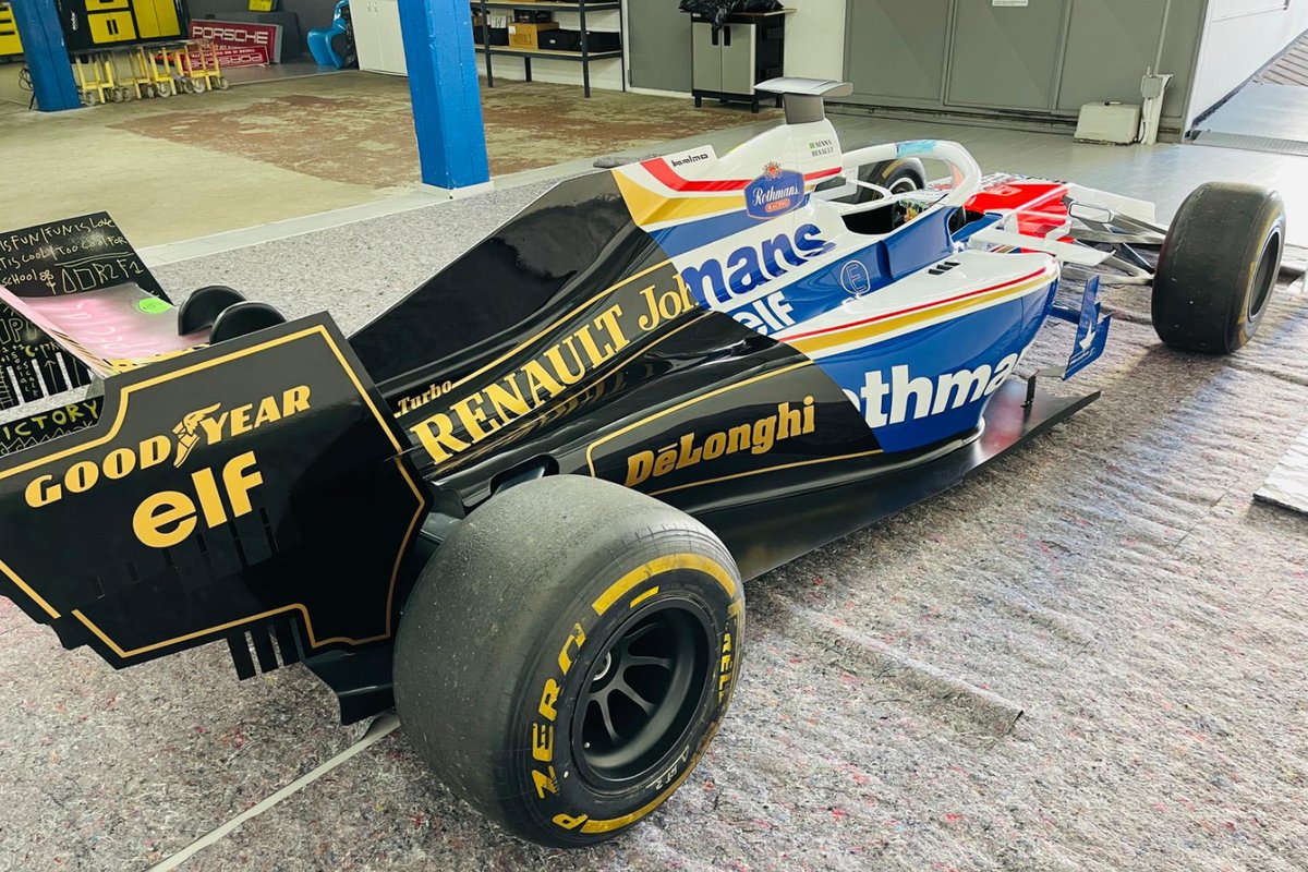 La Ayrton Senna F1 vista dal lato con le tre livree iconiche