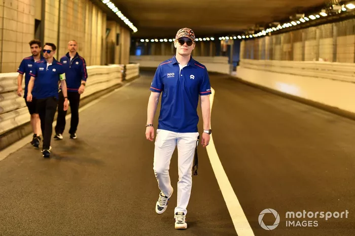 Dan Ticktum, NIO 333, pasea por la pista con sus ingenieros