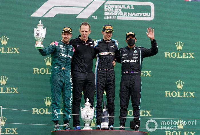 Sebastian Vettel, Aston Martin, secondo classificato, Laurent Rossi, CEO, Alpine F1, Esteban Ocon, Alpine F1, primo classificato, e Lewis Hamilton, Mercedes, terzo classificato, sul podio