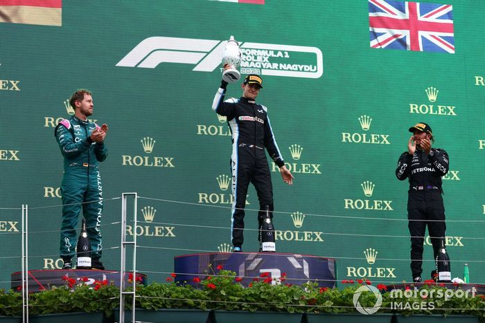 Podio: segundo lugar Sebastian Vettel, Aston Martin, ganador Esteban Ocon, Alpine F1, tercer lugar Lewis Hamilton, Mercedes