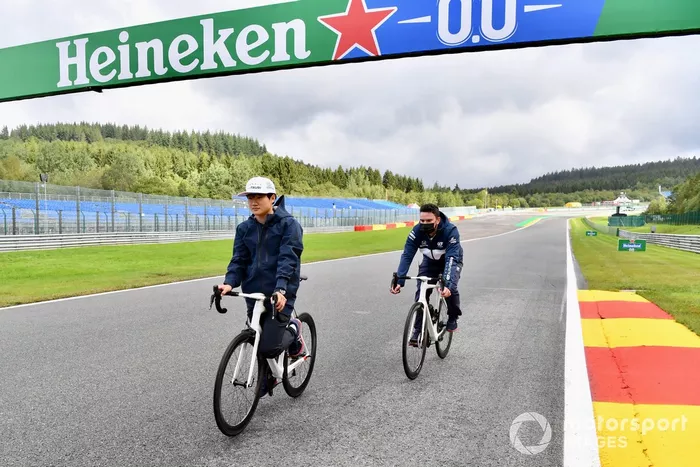 Yuki Tsunoda, AlphaTauri AT02, recorre la pista en bicicleta