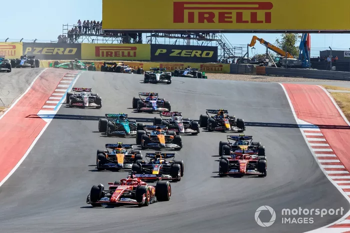 Charles Leclerc, Ferrari SF-24, Max Verstappen, Red Bull Racing RB20, Carlos Sainz, Ferrari SF-24, Lando Norris, McLaren MCL38, Pierre Gasly, Alpine A524, Oscar Piastri, McLaren MCL38, el resto de la parrilla en la primera vuelta.