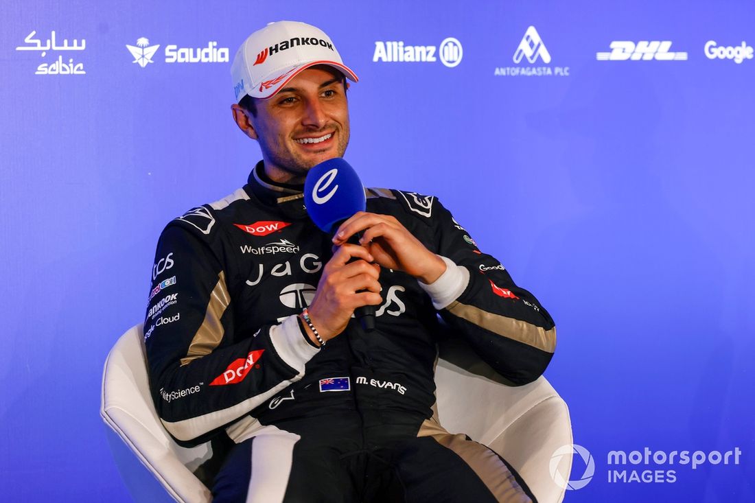 El ganador de la carrera Mitch Evans , Jaguar TCS Racing asiste a la rueda de prensa posterior a la carrera.