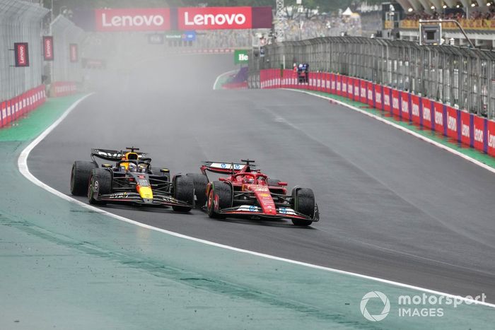 Charles Leclerc, Ferrari SF-24, lucha con Max Verstappen, Red Bull Racing RB20