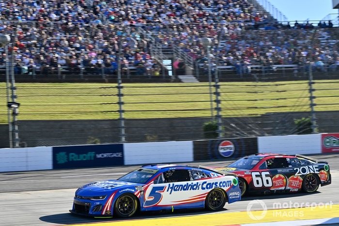 Kyle Larson, Hendrick Motorsports, HendrickCars.com Chevrolet Camaro y Josh Bilicki, Power Source, 2ONE Pouches Ford Mustang