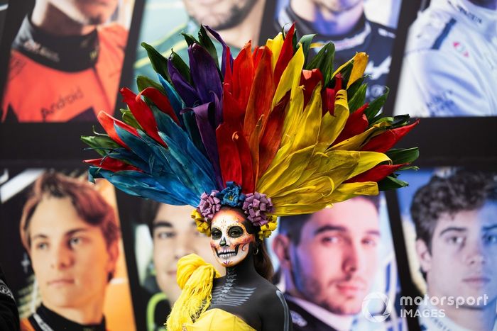 Una mujer maquillada de Calaveras en el Paddock 