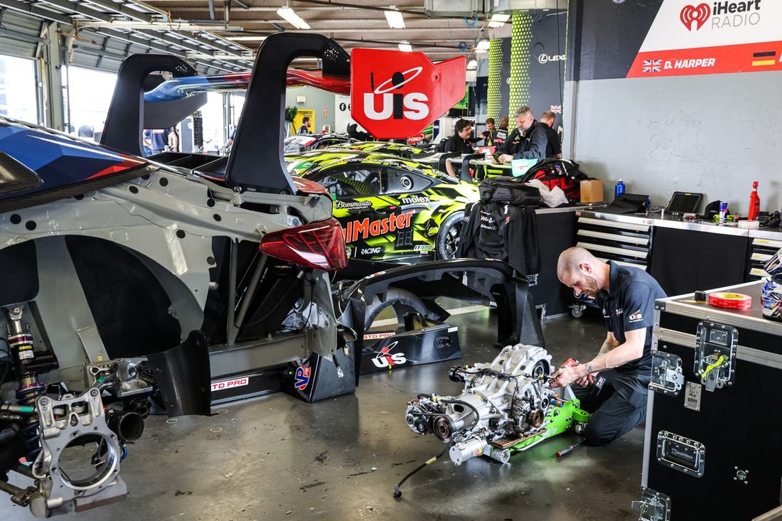 Caja de cambios, #48 Paul Miller Racing BMW M4 GT3 EVO: Dan Harper, Max Hesse, Jesse Krohn, Augusto Farfus