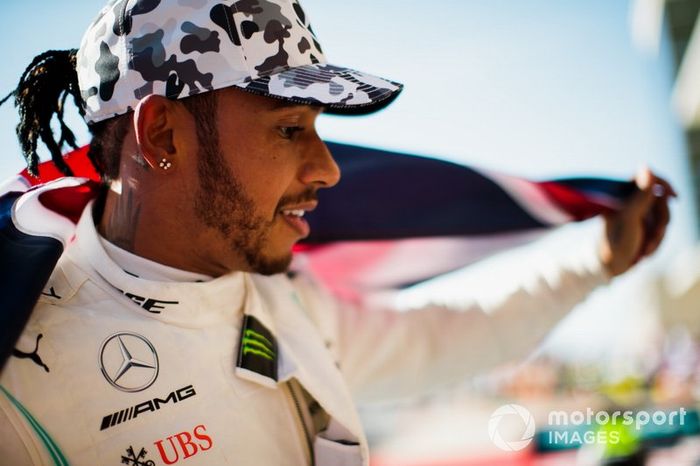 Lewis Hamilton, Mercedes AMG F1, 2º clasificado, celebra con bandera de la Unión en el Parc Ferme tras conseguir su sexto título mundial de pilotos