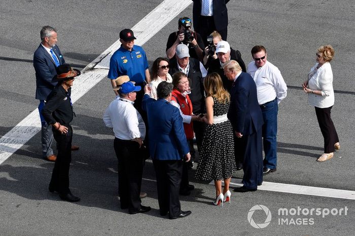 Donald J Trump, el Presidente de Estados Unidos y Grand Marshall para la Daytona 500, con Rick y Linda Hendrick y Joe Gibbs y Roger y Cathy Penske