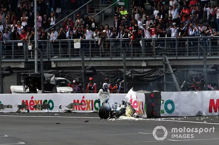Valtteri Bottas, Mercedes AMG W10, sufre una fuerte accidente al final de la sesión clasificatoria