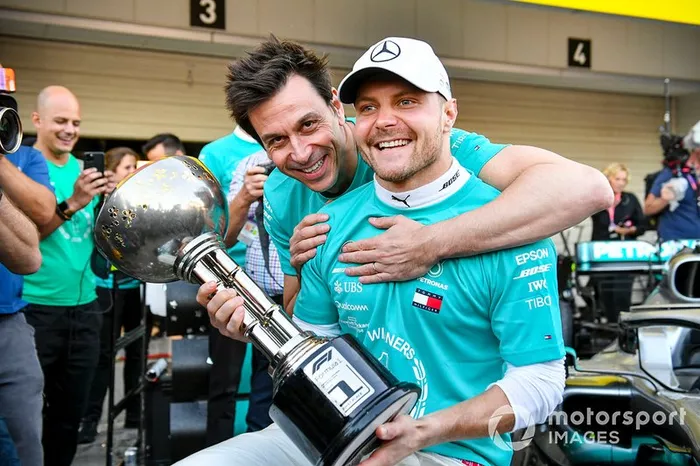 El ganador de la carrera Valtteri Bottas, Mercedes AMG F1 y Toto Wolff, Director Ejecutivo (Business), Mercedes AMG con el trofeo