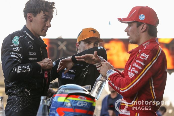 George Russell, Mercedes-AMG F1 Team, 3ª posición, Oscar Piastri, McLaren F1 Team, 1ª posición, Charles Leclerc, Scuderia Ferrari, 2ª posición.