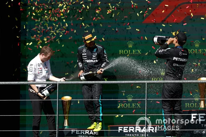 El delegado de Mercedes en el trofeo, Lewis Hamilton, Mercedes-AMG F1 Team, 2ª posición, George Russell, Mercedes-AMG F1 Team, 1ª posición, celebran en el podio con champán
