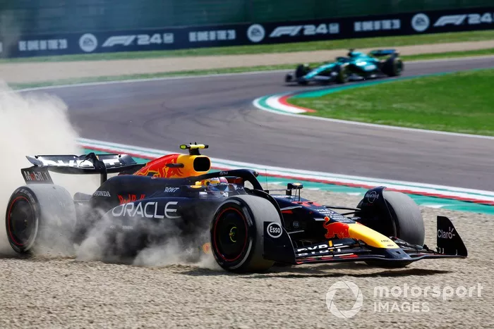 Sergio Pérez, Red Bull Racing RB20, se sale de la pista y cae a la grava