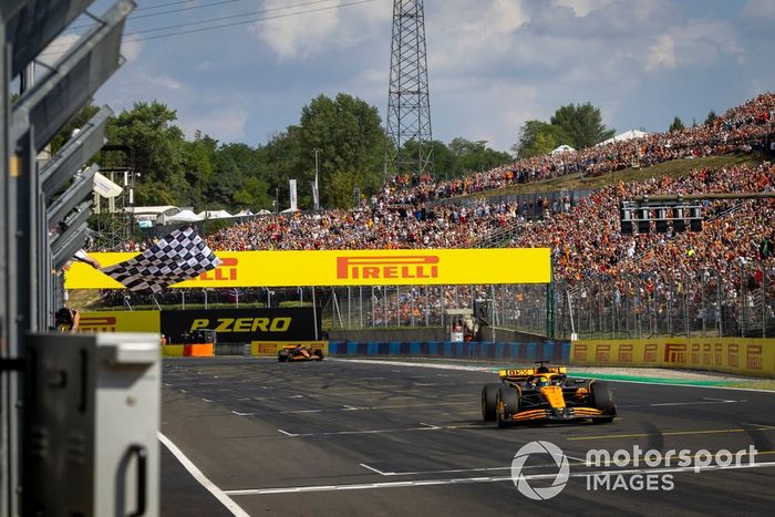 Oscar Piastri, McLaren MCL38, 1ª posición, toma la bandera a cuadros