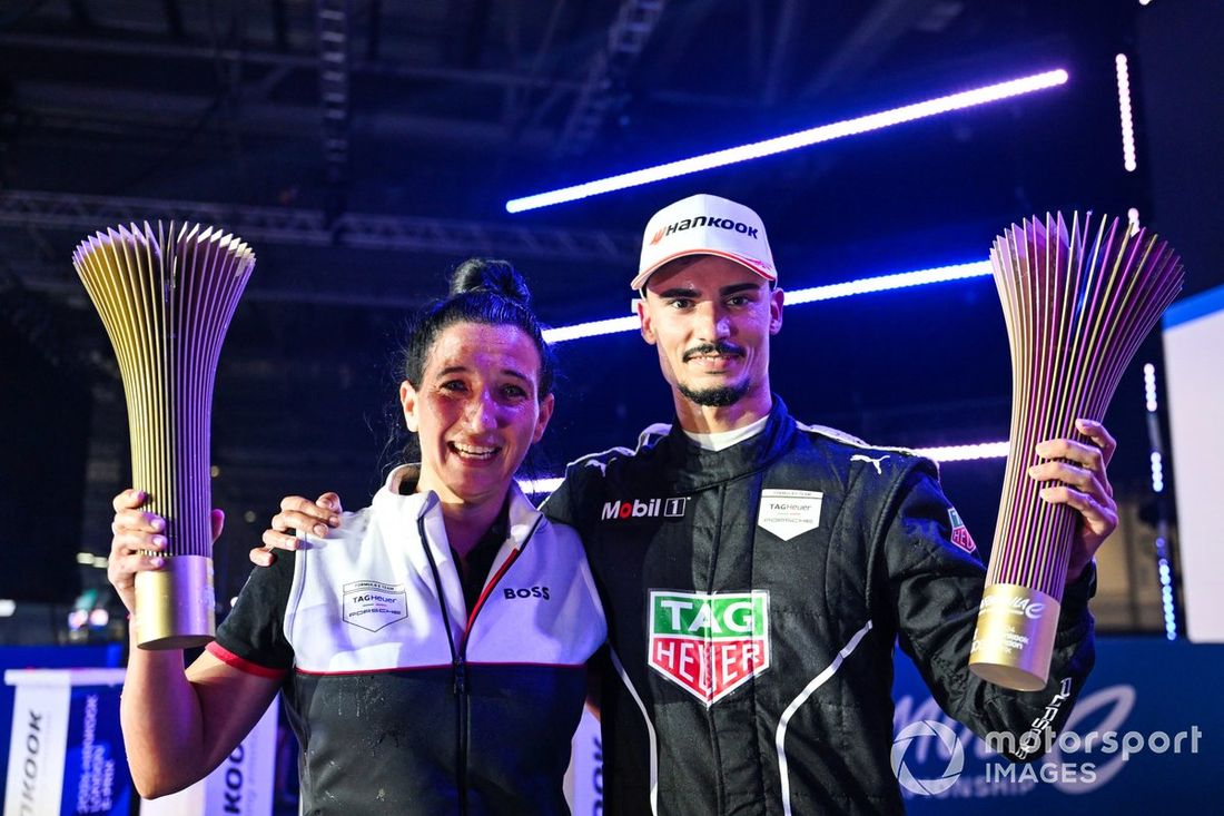 Pascal Wehrlein, Porsche, 1ª posición, el representante del equipo TAG Heuer Porsche de Fórmula E celebra el trofeo en el podio 