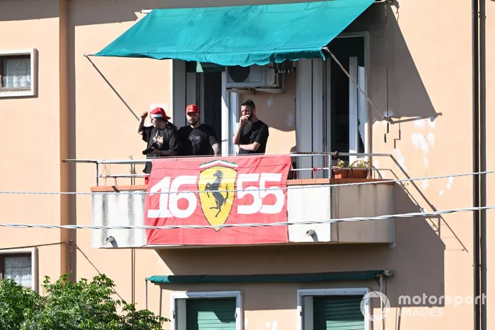 Les fans regardent depuis un balcon