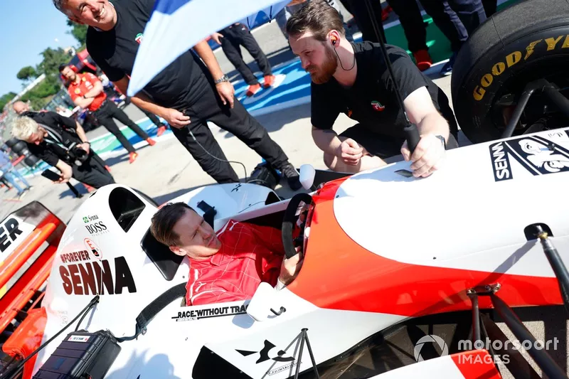 Sebastian Vettel se prépare à conduire la McLaren MP4/8 d'Ayrton Senna