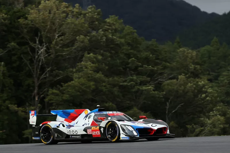 #20 BMW M Team WRT BMW M Hybrid V8: Sheldon Van Der Linde, Robin Frijns, Rene Rast