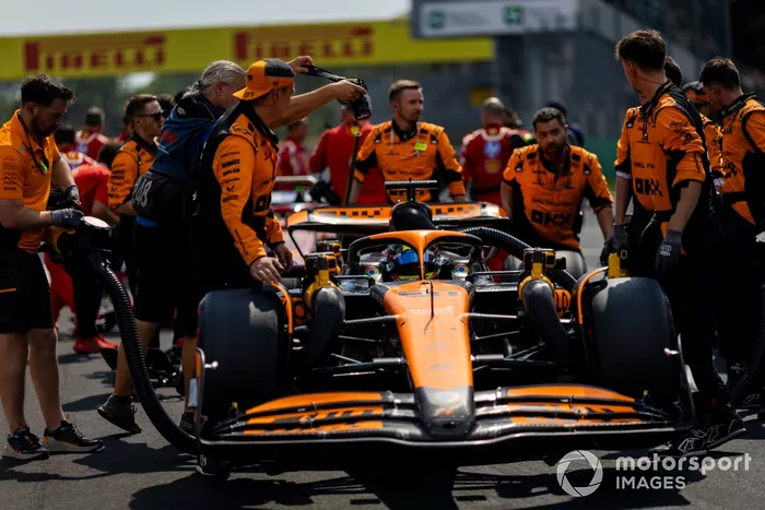 Los mecánicos empujan a Oscar Piastri, McLaren MCL38, a su puesto en parrilla