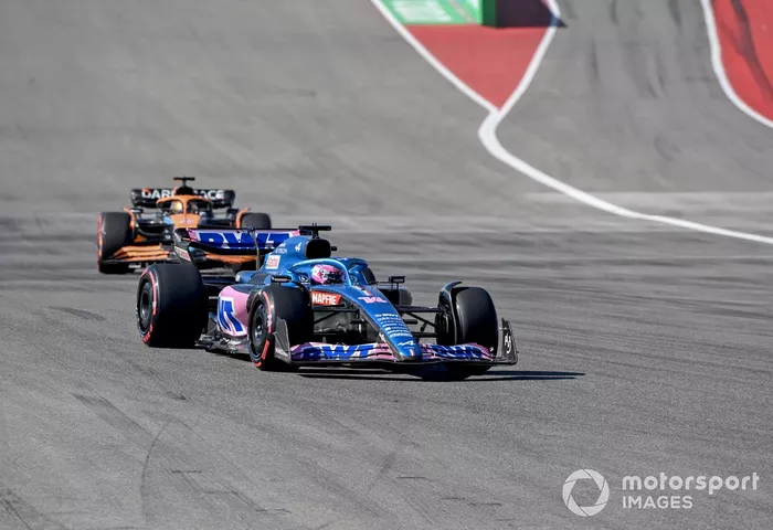 Fernando Alonso, Alpine A522, Daniel Ricciardo, McLaren MCL36