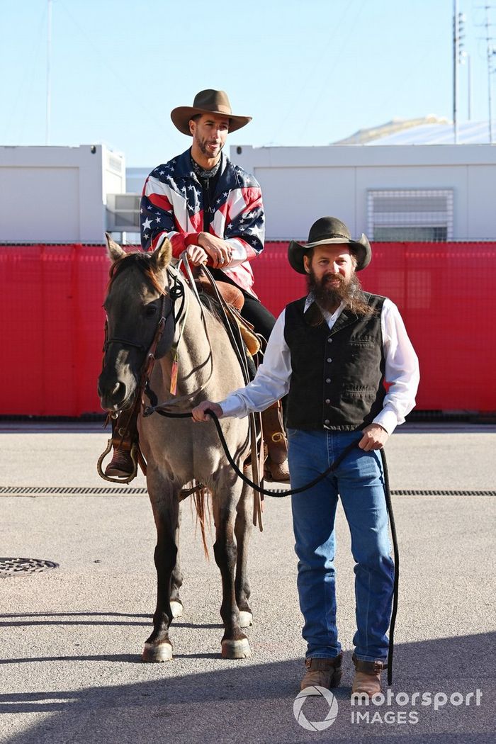 Daniel Ricciardo, McLaren llega en caballo al paddock