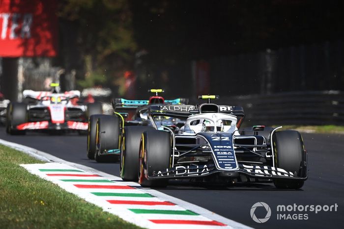 Yuki Tsunoda, AlphaTauri AT03, Lewis Hamilton, Mercedes W13, Mick Schumacher, Haas VF-22