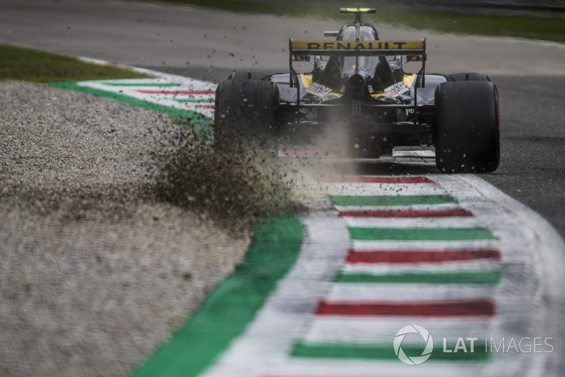 7. Carlos Sainz Jr., Renault Sport F1 Team RS 18, kicks up some gravel