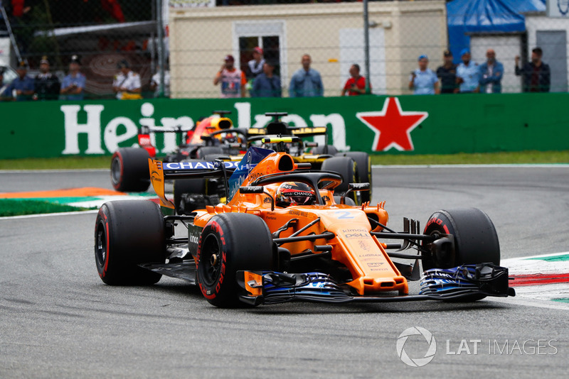 Stoffel Vandoorne, McLaren MCL33, Nico Hulkenberg, Renault Sport F1 Team R.S. 18, y Daniel Ricciardo, Red Bull Racing RB14