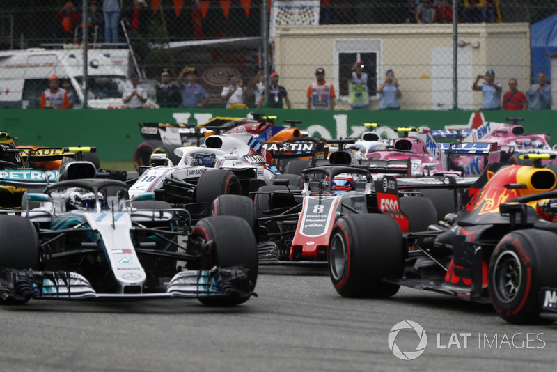 Max Verstappen, Red Bull Racing RB14, Valtteri Bottas, Mercedes AMG F1 W09, y Romain Grosjean, Haas F1 Team VF-18